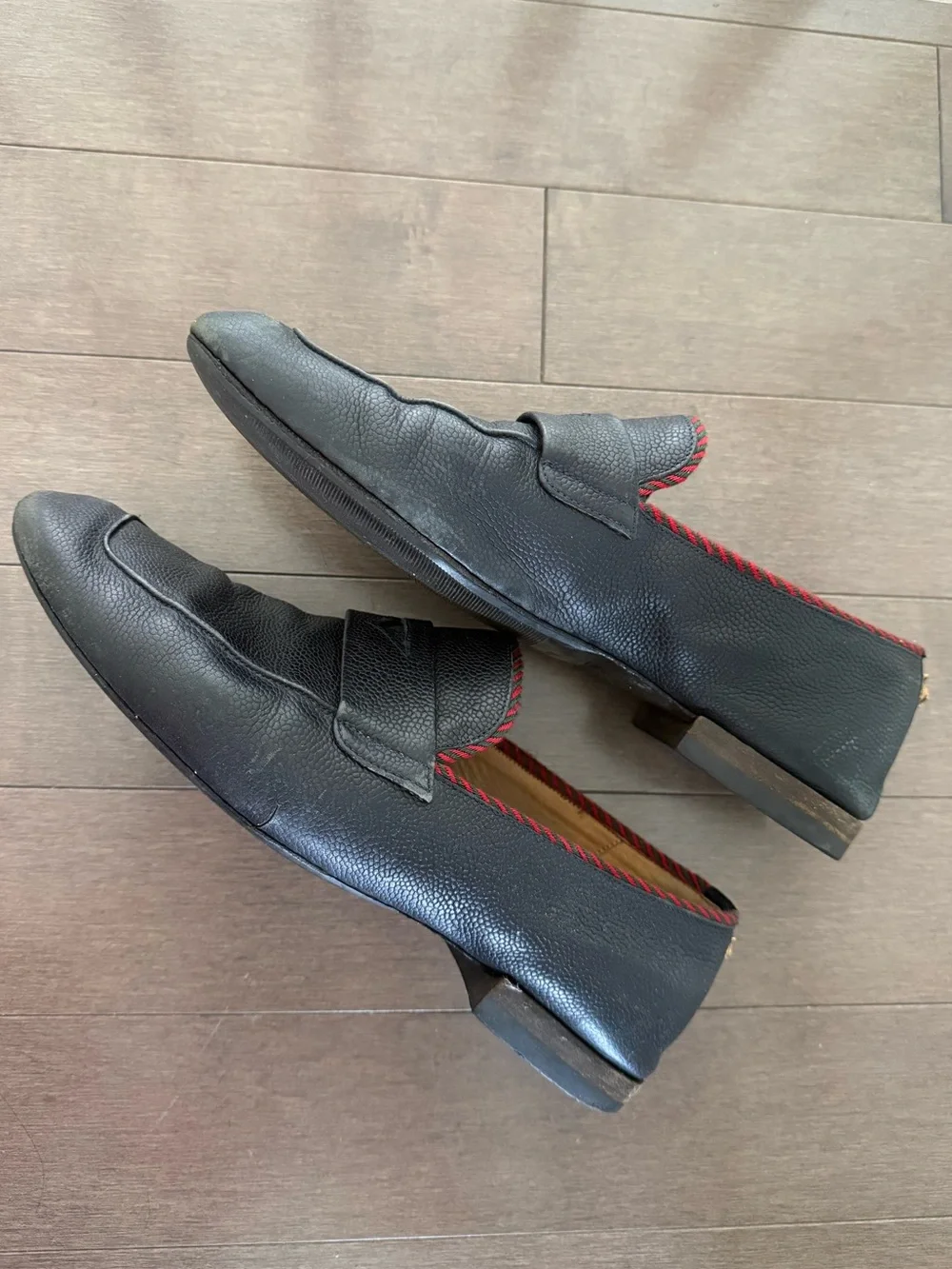 Gucci Men's Black Pebbled Leather Slip-On Loafer with Red Trim - Picture 3 of 8